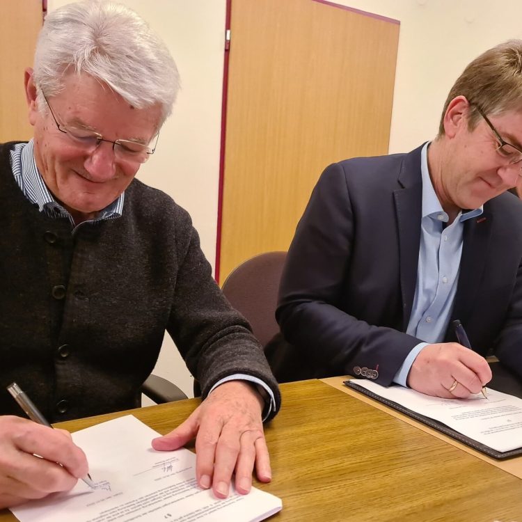 Trägerschaftswechsel Waldkindergarten: Vertragsunterzeichnung mit Altrandrat Zellner (BRK)